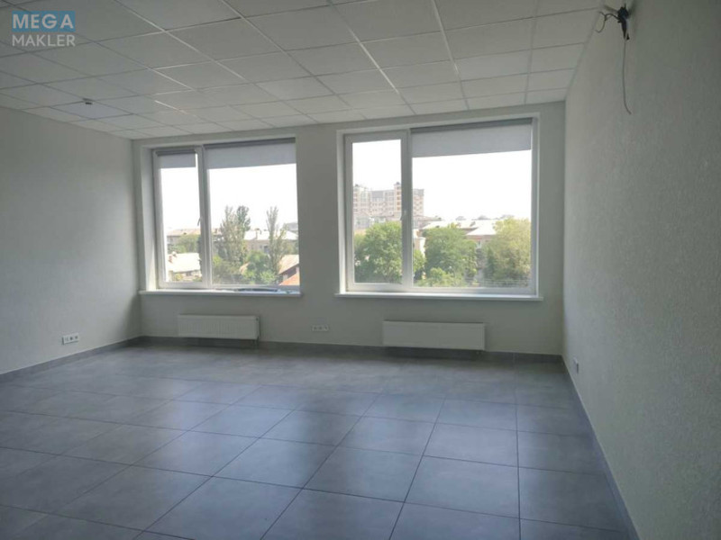 Оренда комерційної нерухомості, 210&nbsp;кв.м, под офис, <a class="location-link" href="/kiev/" title="Недвижимость Київ">Київ</a>, <a class="location-link" href="/kiev/dneprovskij/" title="Недвижимость Дніпровський район">Дніпровський р-н</a>, Уинстона Черчилля ул., 1 (изображение 3)