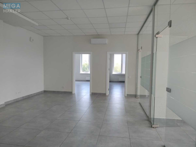 Оренда комерційної нерухомості, 210&nbsp;кв.м, под офис, <a class="location-link" href="/kiev/" title="Недвижимость Київ">Київ</a>, <a class="location-link" href="/kiev/dneprovskij/" title="Недвижимость Дніпровський район">Дніпровський р-н</a>, Уинстона Черчилля ул., 1 (изображение 6)