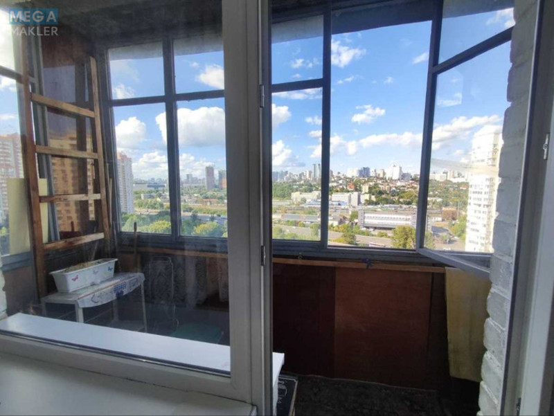 Продаж 3 кімнатної квартири (70/40/8), 8 пов. 9 пов. будинку, <a class="location-link" href="/kiev/" title="Недвижимость Київ">Київ</a>, <a class="location-link" href="/kiev/goloseevskij/" title="Недвижимость Голосіївський район">Голосіївський р-н</a>, Феодосійська вул., 4 (изображение 3)